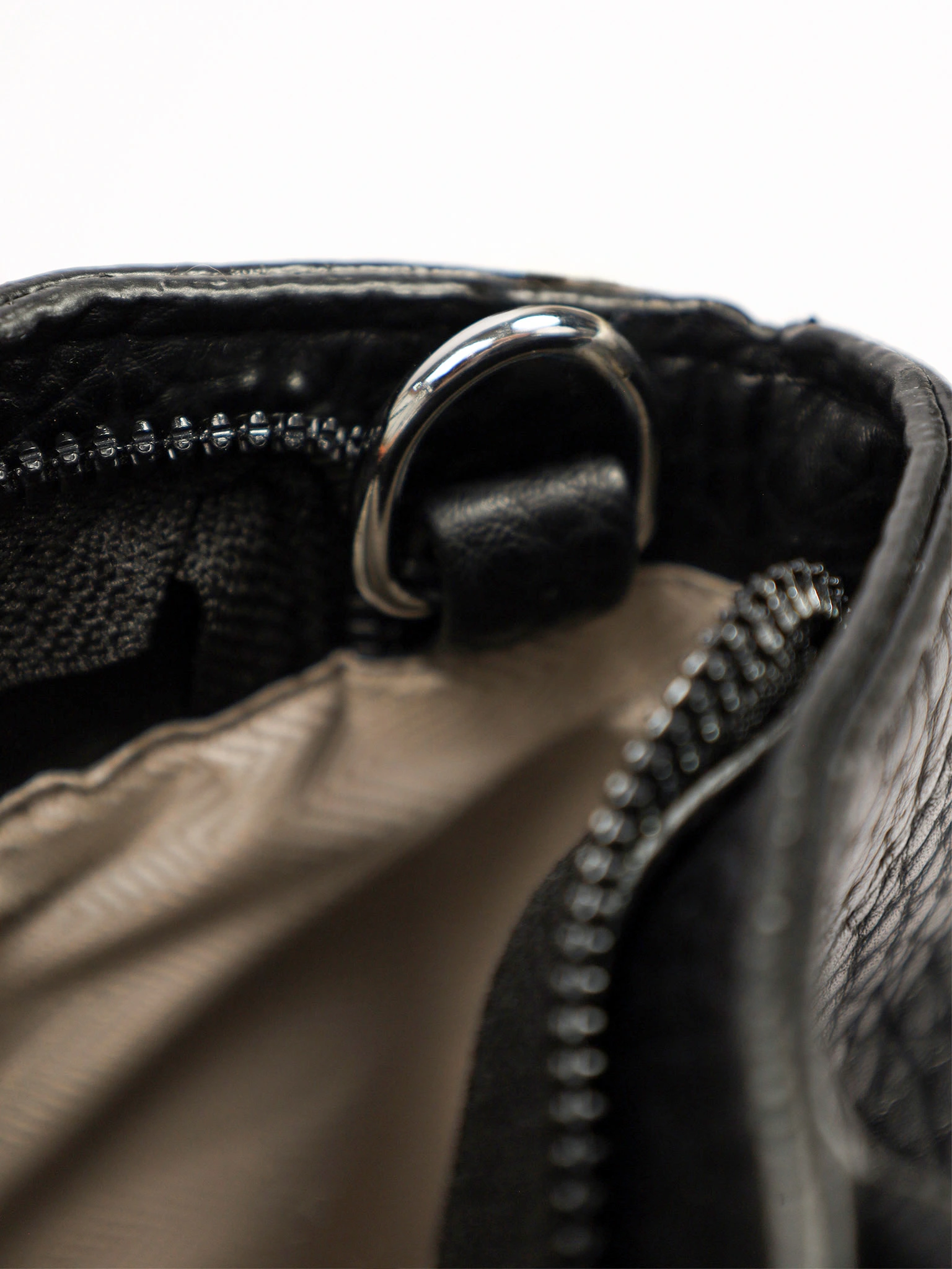 Сумка-тоут с округлыми ручками и декоративным платком в ассортименте